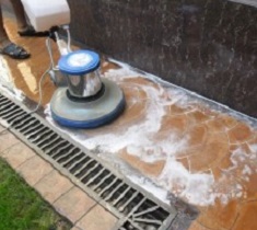 очистка тротуарной плитки